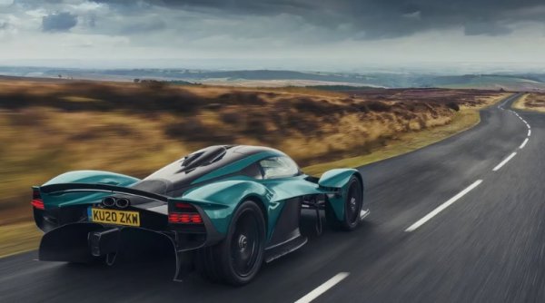 Двигател - 6,5-литров, хибриден V12

Мощност - 1140 к.с.

0-100 - 2,5 секунди 

Максимална скорост - 402 км/ч

С V12 на Cosworth, достигайки максимална скорост от над 400, Valkyrie е законен за движение по пътищата. Но едва ли Макс често го кара до магазина. Това чудо е възможно най-близо до състезател от Формула 1. Създавало му е проблеми през годините, но не заради превишена скорост. Верстапен беше заснет в колата как посяга към сензорния дисплей, докато шофира! 

Но си беше пресилено! Ако човек може да промени настройката на диференциала си при 320 км в час, докато се движи в завой, почти сме сигурни, че той може да се справи със смяната на режима на шофиране в своя Aston Martin...

Е, тази кола струва 3,5 милиона долара. Това беше най-мощната кола в колекцията на Верстапен, докато той не се сдоби с хиперколата RB17 с мощност 1200 коня, представена на фестивала на скоростта в Гудууд . RB17 е проектиран само за пистата, но Lanzante вече работи върху това да го направи законен и на пътя. Верстапен несъмнено ще бъде един от 50-те късметлии, които ще пробват първи.
